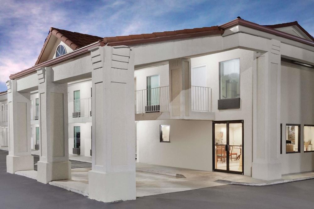 سوبر 8 باي ويندام رينغولد/تشاتانوجا أريا المنطقة الخارجية