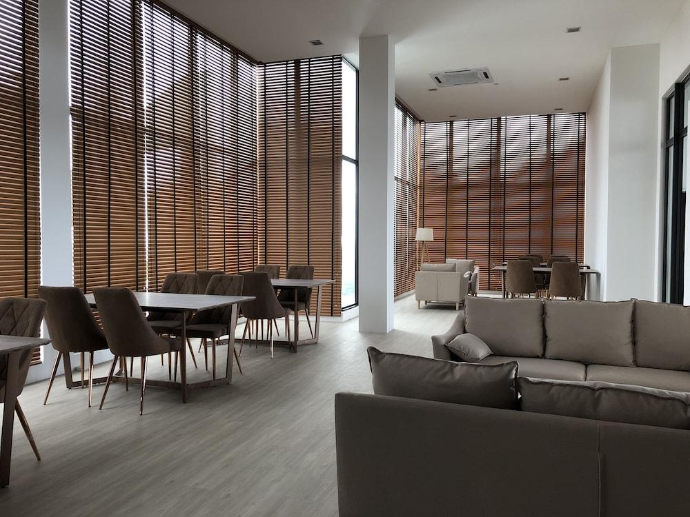 أليا بريميير ميديني باي صبهوم منطقة الجلوس في الردهة