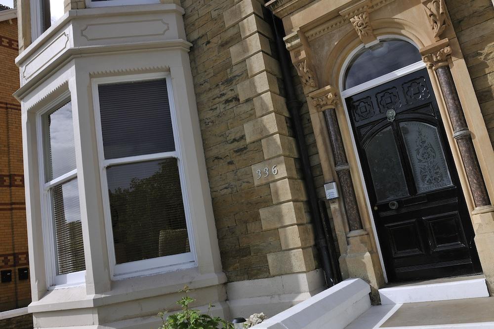 Howarth House Apartments Exterior detail