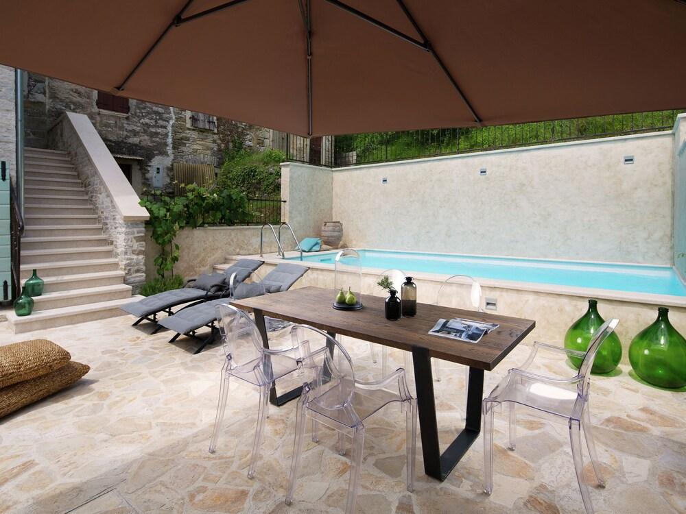 فيلا ويذ برايفت بول، تيراس، باربيكو، فيوز، إن بيكتر سكوي فيليدج زحليقة مائية