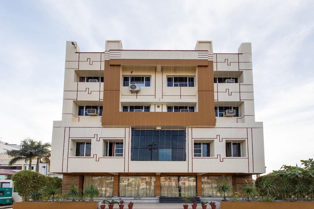 OYO 25042 Vikramaditya Hotel
