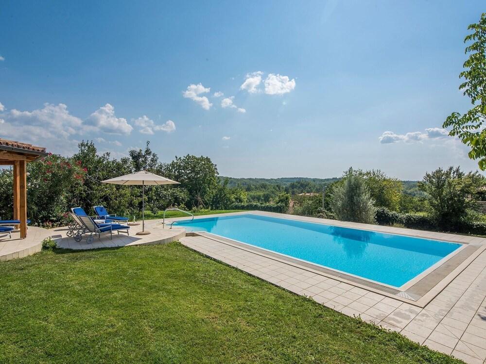 A Spacious Stone House With Heated Infinity-pool, Only 20 Min. to the Sea Waterslide