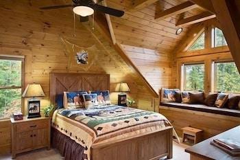 Horsin' Around - Romantic Cabin, Views, Pet-friendly, Hottub by Redawning Room