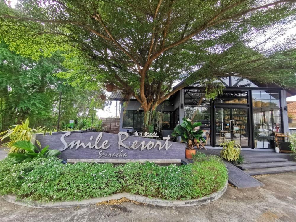 Smile Resort Sriracha Featured Image