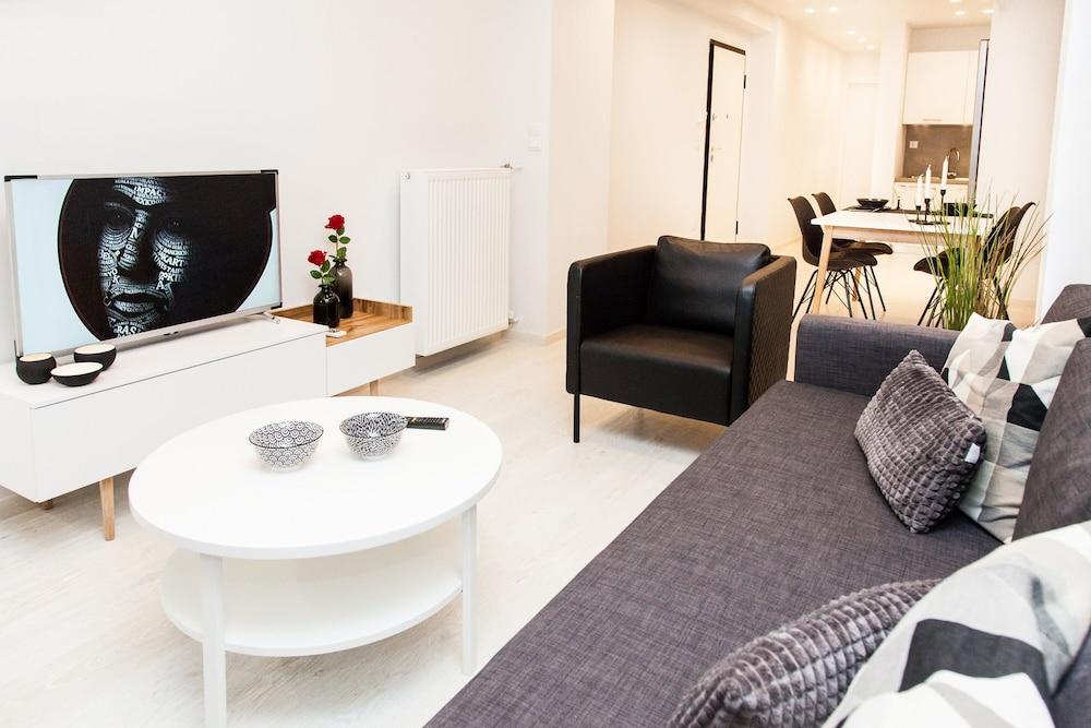 Modern Glamorous Apt in Athens DT Featured Image