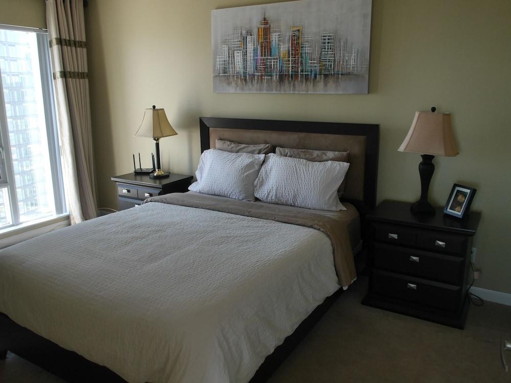 Gorgeous 2BR with Stunning Views Room