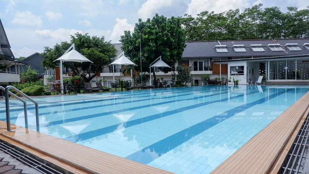 Front One Resort Magelang Outdoor Pool
