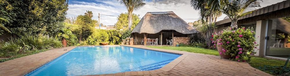 Rest a While Guest House Outdoor Pool