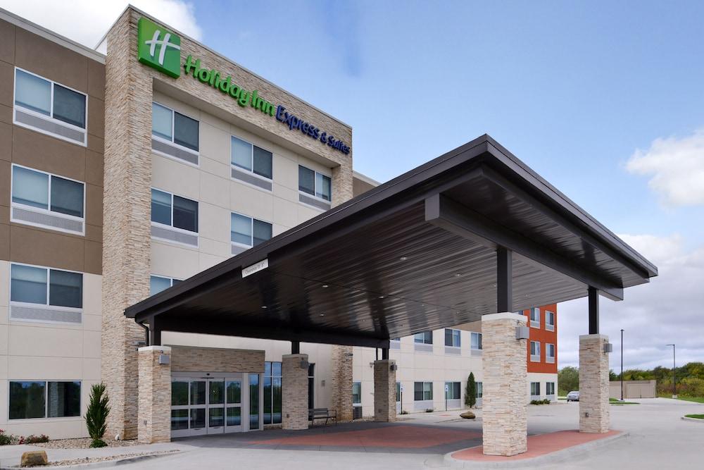 Holiday Inn Express & Suites Kansas City - Lee's Summit by IHG