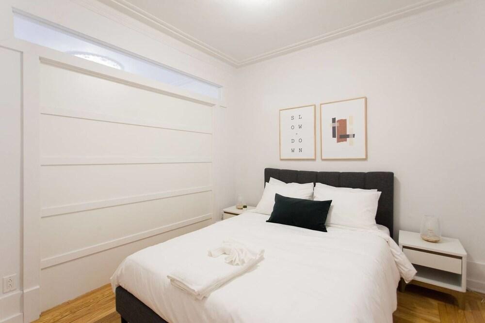 Charming Montreal 3 bdr Apartment Next to Subway Room