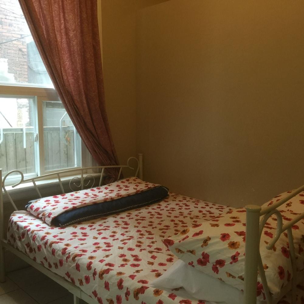 University Apartment - Campus Accommodation Room