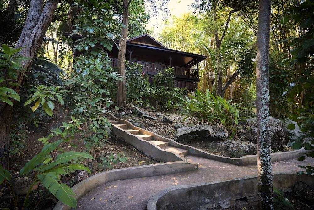 Cerf Island Resort Exterior