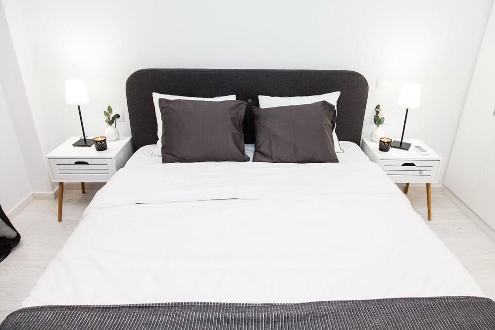 Modern Glamorous Apt in Athens DT Room