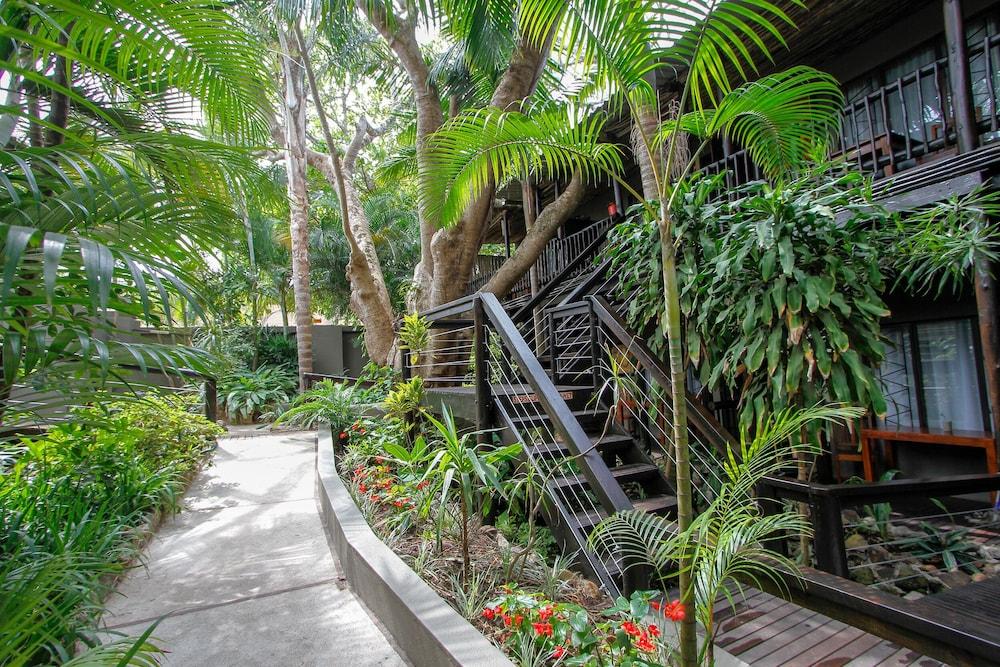 Umlilo Lodge Exterior