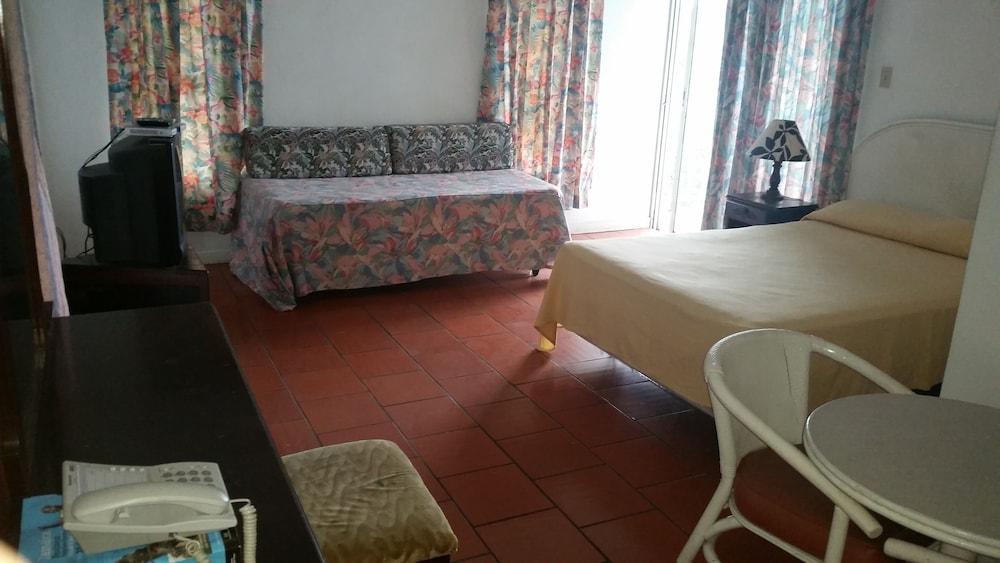 Rest Up Beach Studio At Montego Bay Club Resort Room