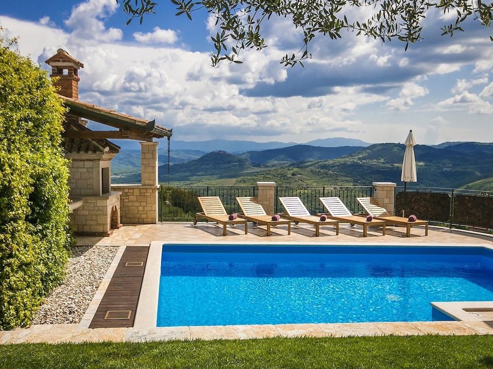 Detached Villa With Private Swimming Pool and Spectacular Views of Motovun Waterslide