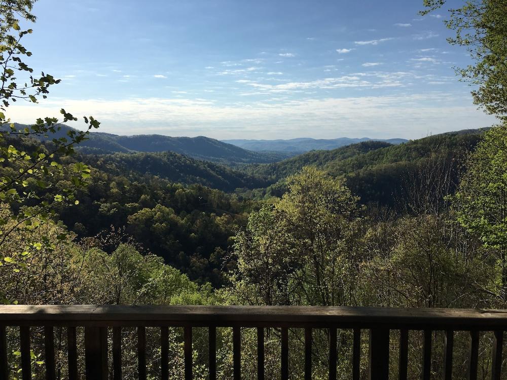 Hawk's View - Cabin w/ Views, Jacuzzi Bathtub, Fireplace, Screened Porch, Outdoor Hot Tub by Redawning