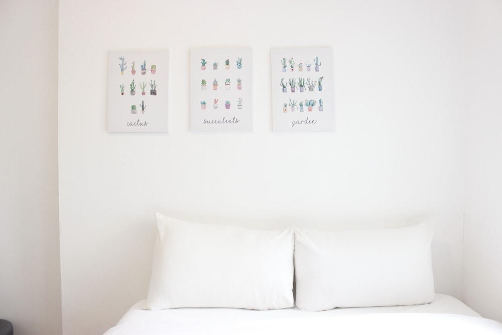 Classic and Comfy 2BR @ Gateway Pasteur Apartment Room