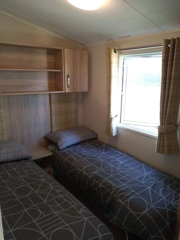 3 bed Static Caravan in Newquay 5 Mins From Beach Room