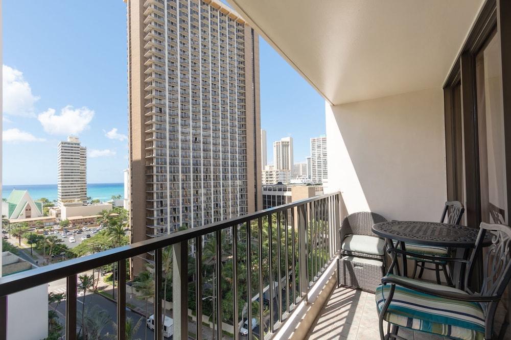 Waikiki Banyan - Partial Ocean View Tower 2 Suite 1204