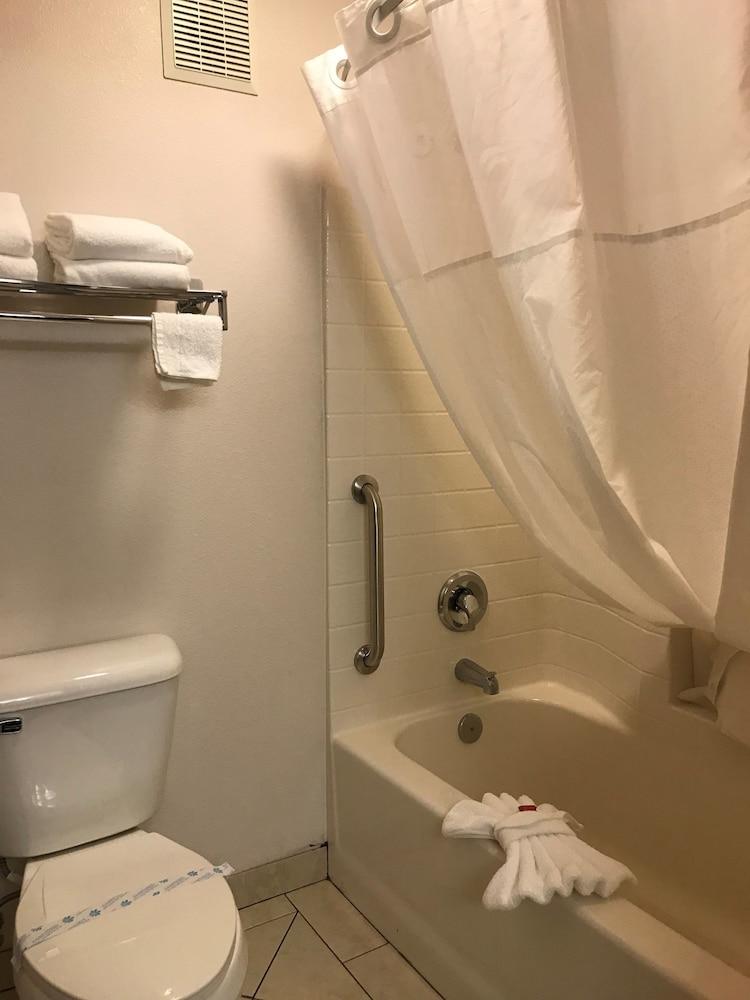 Days Inn & Suites by Wyndham Gresham Room