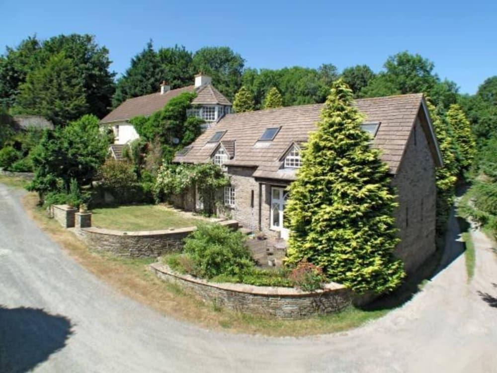 15th Century 6-bed Farmhouse, Sleeps 11, Pets Ok