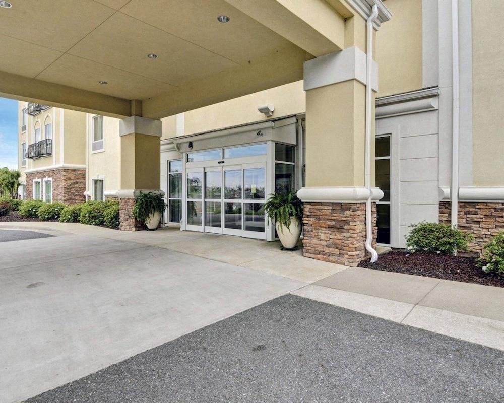 كمفرت سويتس نير هوت سبرينجز بارك