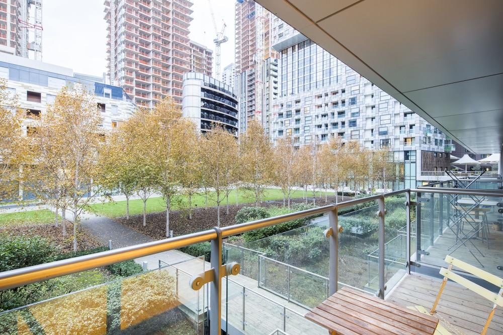 Modern Apt. in the Heart of Docklands Terrace/Patio