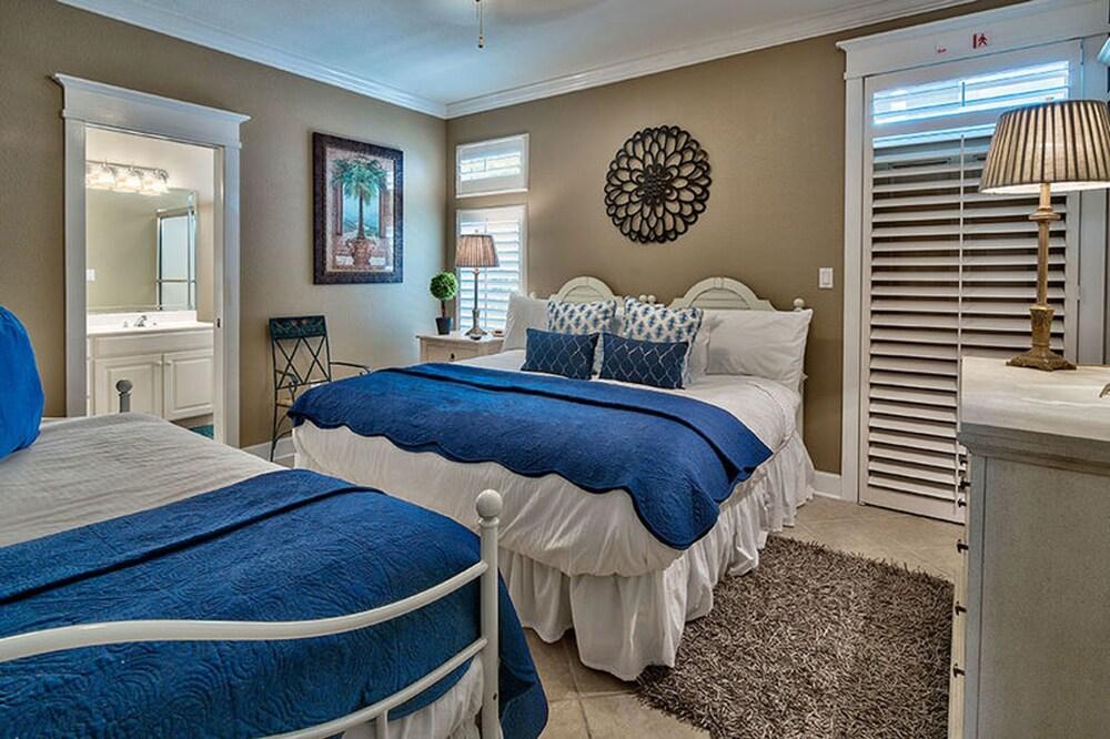 Emerald Enchantment by Five Star Properties Room