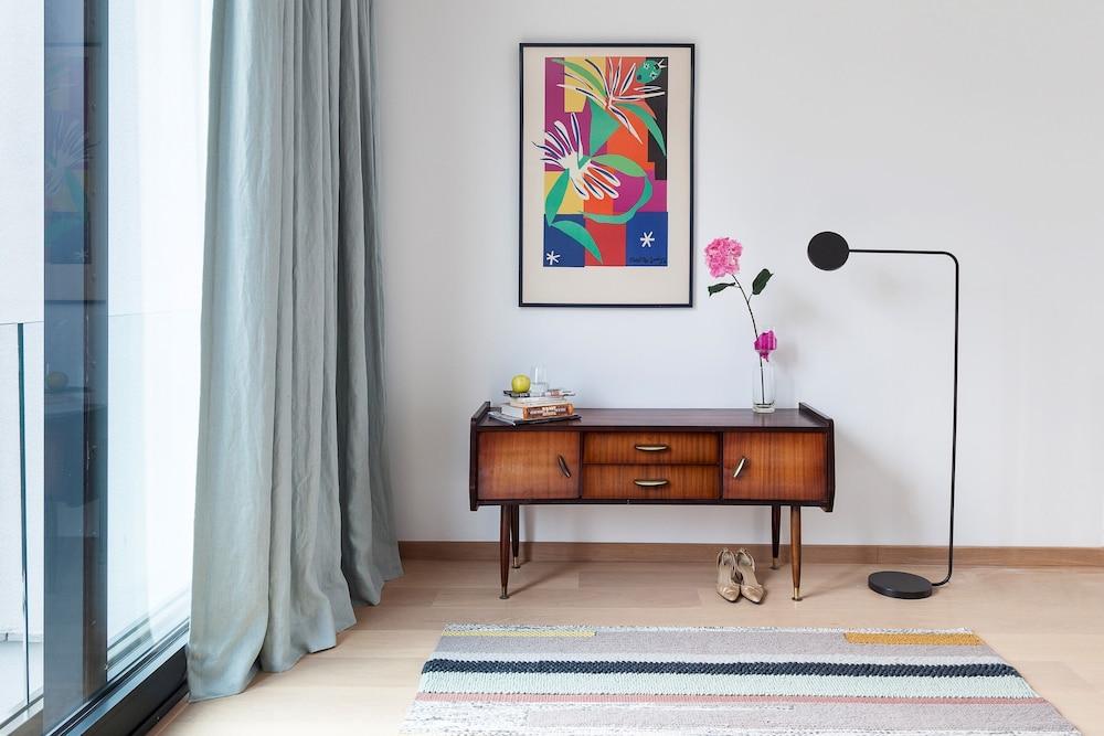 Unit 6 - Colorful Smart Home Triplex Private Garden & Parking Interior