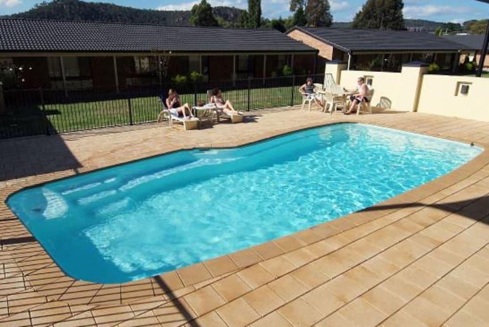 Zig Zag Motel Outdoor Pool