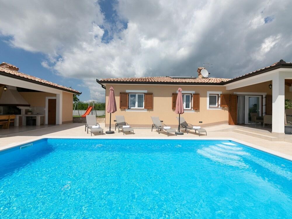 Beautiful, Detached Villa With Private Pool, Between Vineyards, Near the Beach Exterior