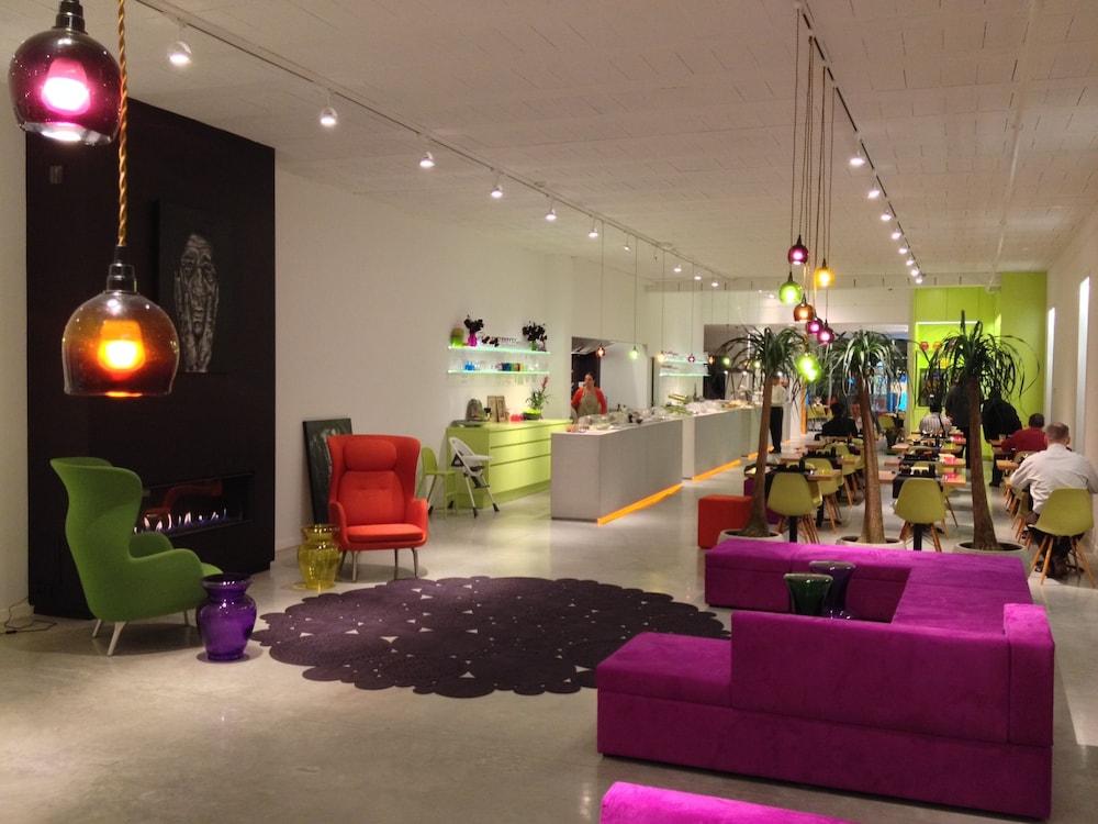 Corbie Geel Interior