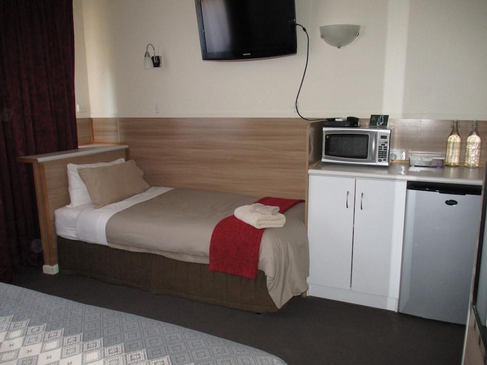 Kaniva Midway Motel Room