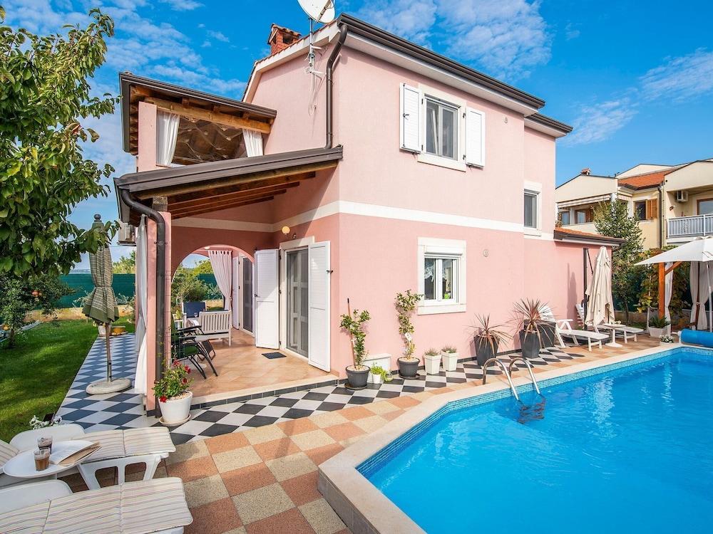 Villa for up to 8 Persons Near the Beach