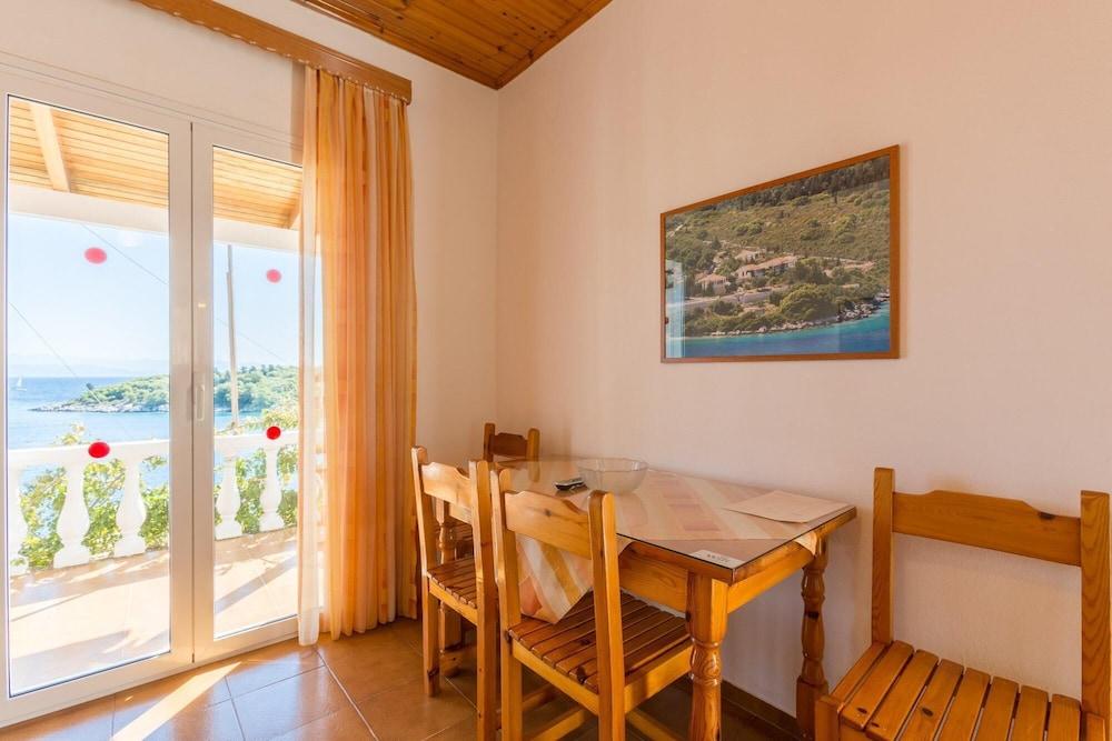 Dolphin Villa 1 Swimming Pool Walk to Beach Sea Views A C Wifi - 580 Interior