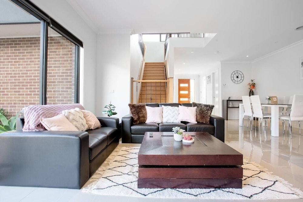 ستونينج 3بدس نيار نوكس شوبينج سنترواندانتيرنا الصورة الأساسية