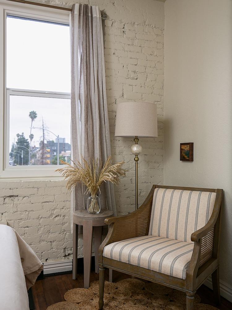 تشارمينج ستوديو نير داون تاون ! ي يس انيتيزيد! غرفة معيشة