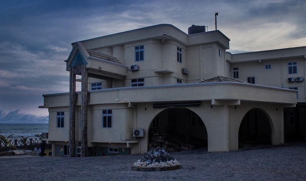 Oceanic Resort Exterior