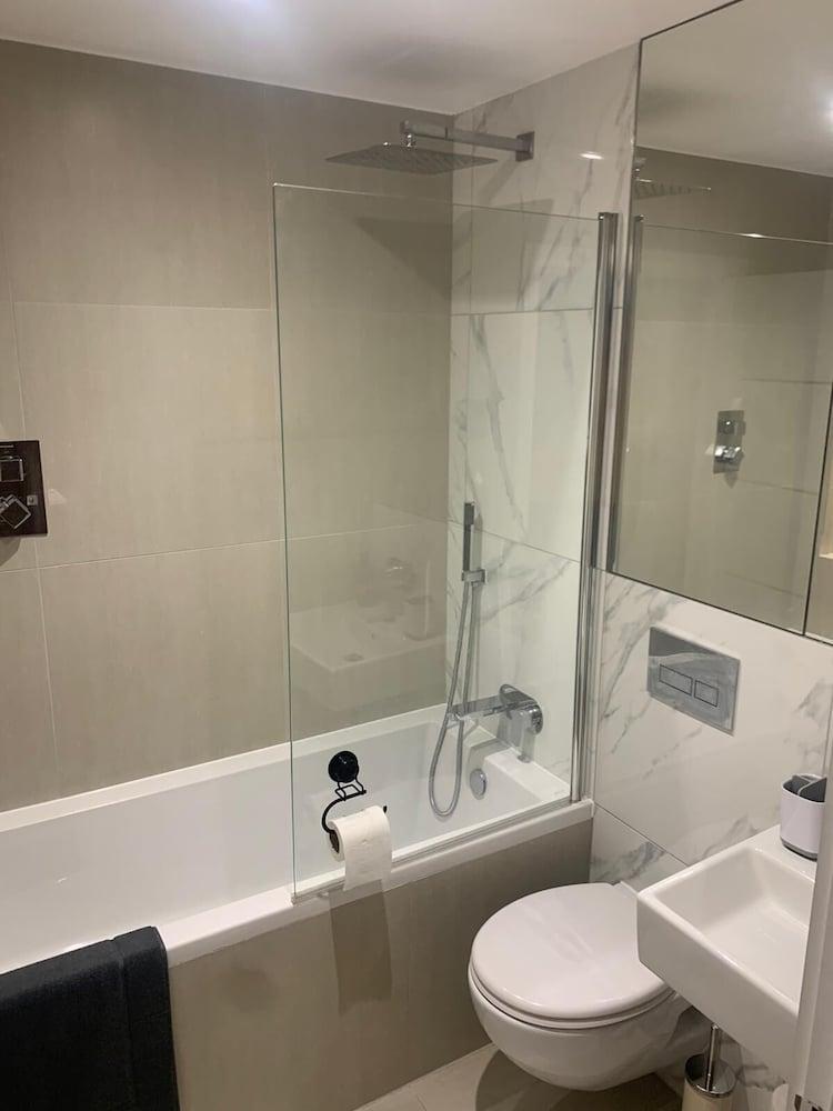 Unique 1 bedroom in Reading Bathroom