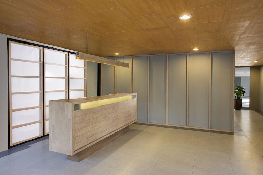 Up-Peak Hotel Simpang Lima Semarang Powered by Archipelago Reception