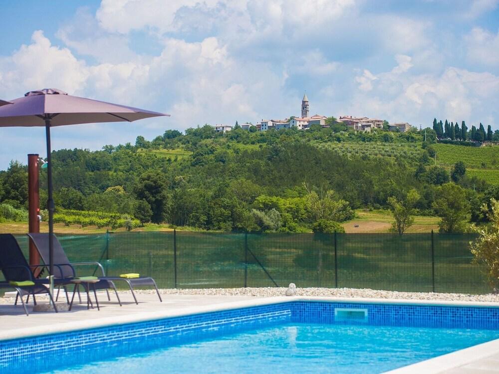 Spacious Villa With Private Swimming Pool in Motovun Waterslide