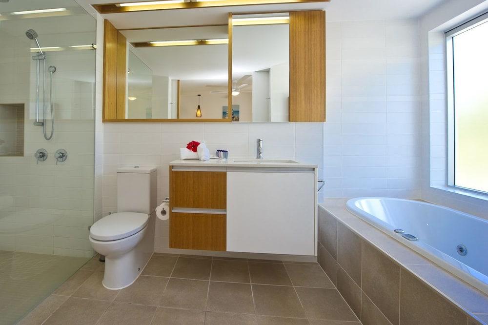 Maggies Beachfront Apt. 3 Bathroom