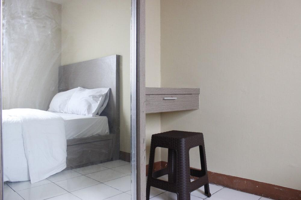 Minimalist 3BR Gateway Cicadas Ahmad Yani Apartment Room