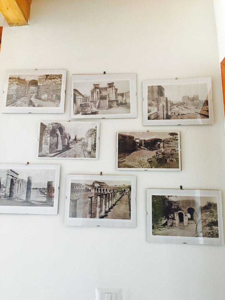 B&B PompeiLog Interior Detail