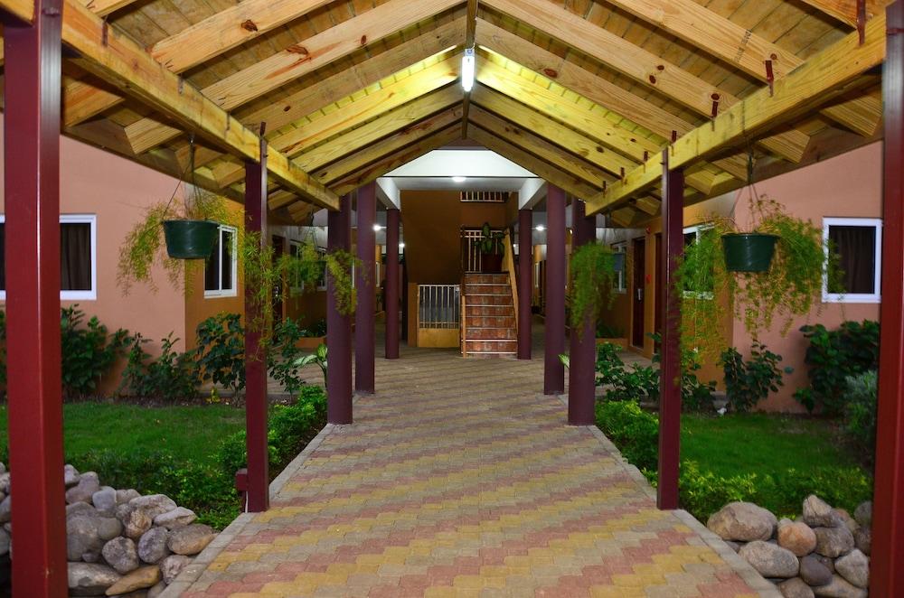 دونواي، آيه جامايكا ستايل فيلدج المنطقة الخارجية