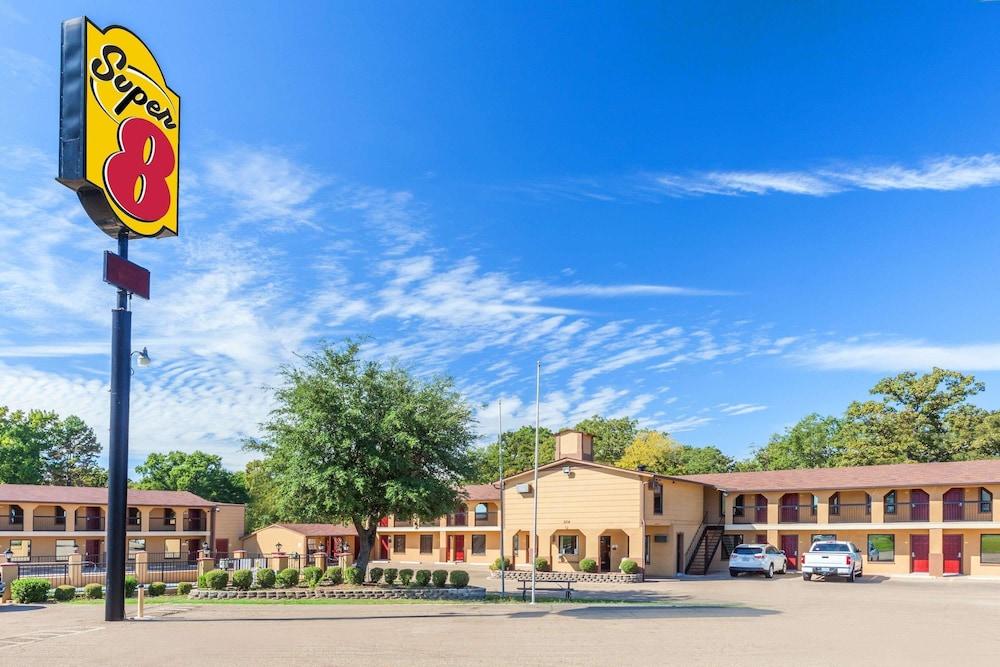 Super 8 by Wyndham Mt. Pleasant TX Exterior