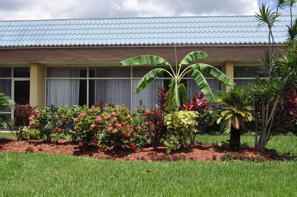 Ramada by Wyndham Cocoa Property Grounds
