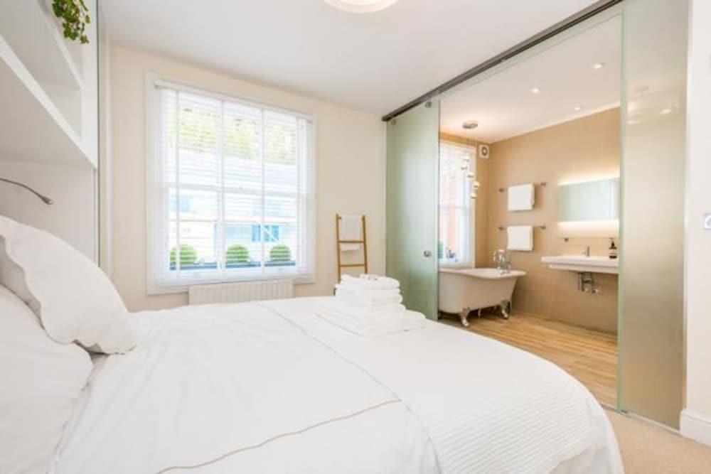 Logan Mews by Lime Street Room