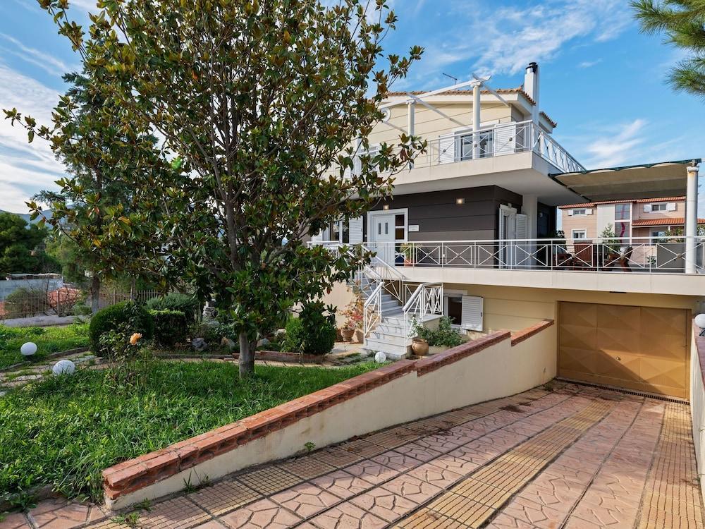 Enchanting Villa in Chalcis With Terrace Exterior
